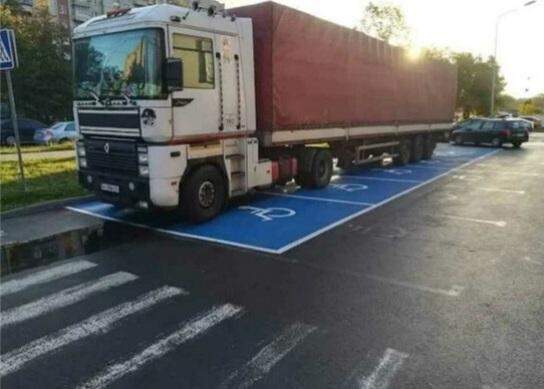 Darf sich ein Lastwagenfahrer auf 5 Nehindertenparkplätze gleichzeitig stellen?