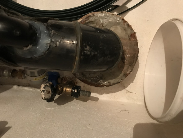 Das Abflussrohr bei mir im Keller ist undicht, wie kann ich es