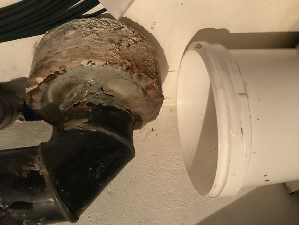 Das Abflussrohr Bei Mir Im Keller Ist Undicht Wie Kann Ich Es Abdichten Technik Technologie Rohrbruch