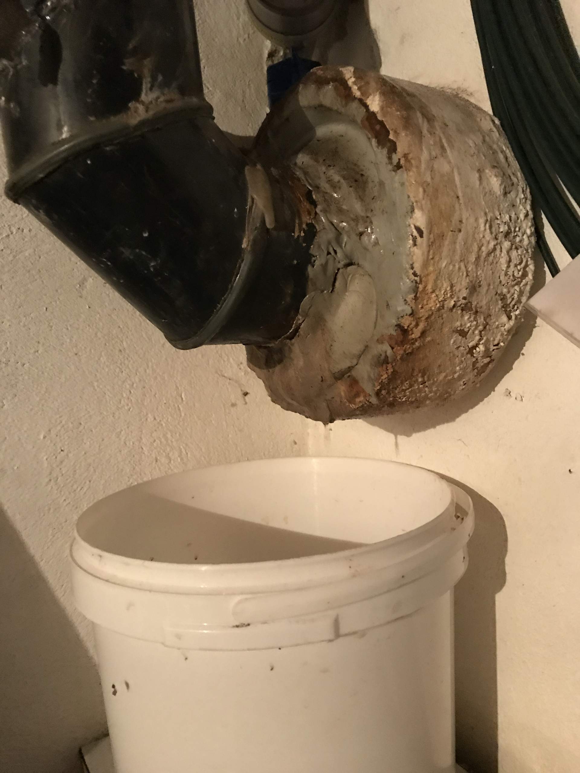 Das Abflussrohr bei mir im Keller ist undicht, wie kann ich es