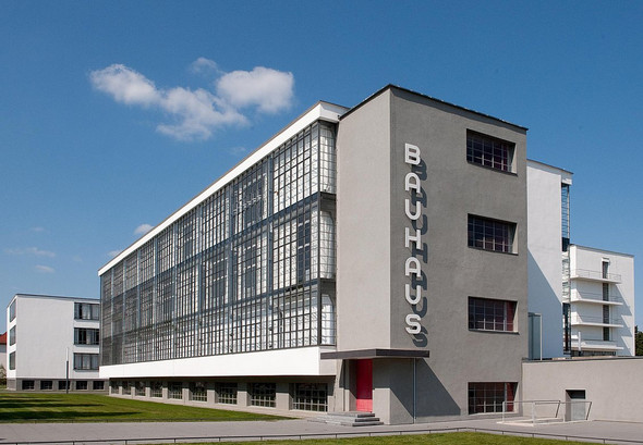 - (Alter, Architektur, Bauhaus)