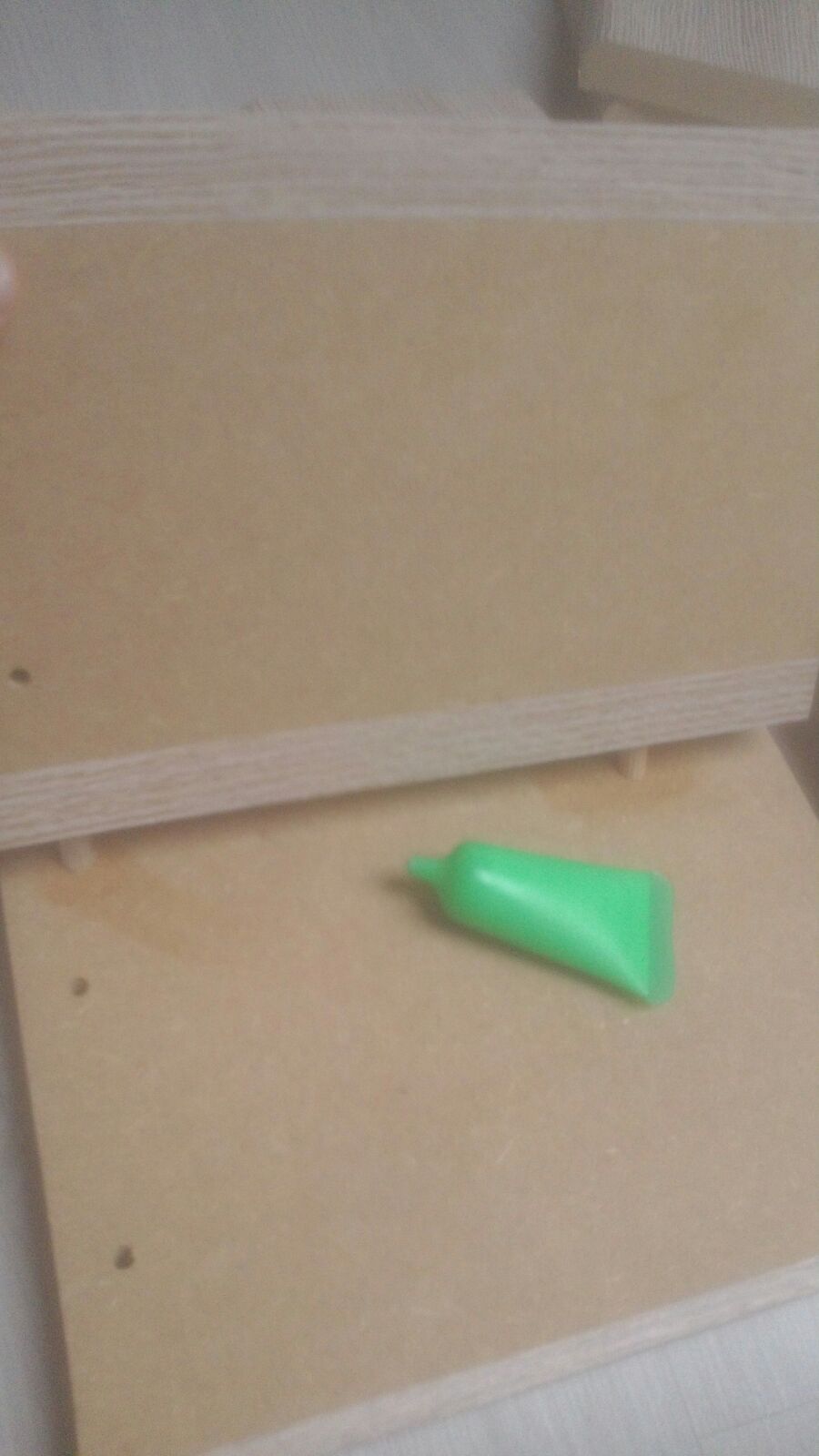 Das erste Mal ein Bett zusammenbauen Problem mit Holzdübeln und