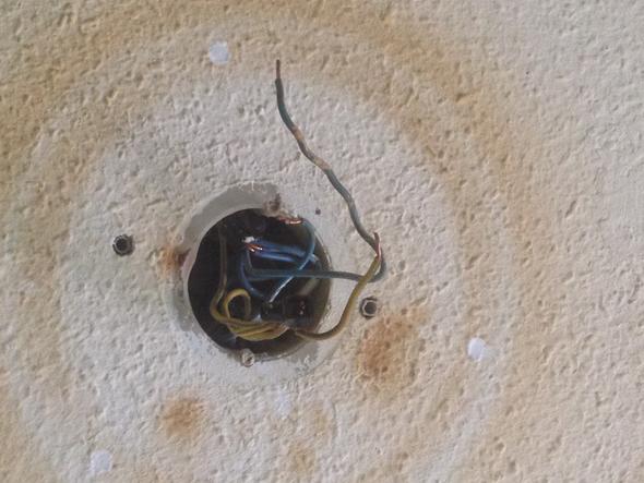 Deckenlampe Anschliessen In Schwarzes Braunes Kabel Elektrik Lampe Deckenlampe Anschliessen In Schwarzes Braunes Kabel Elektrik Lampe