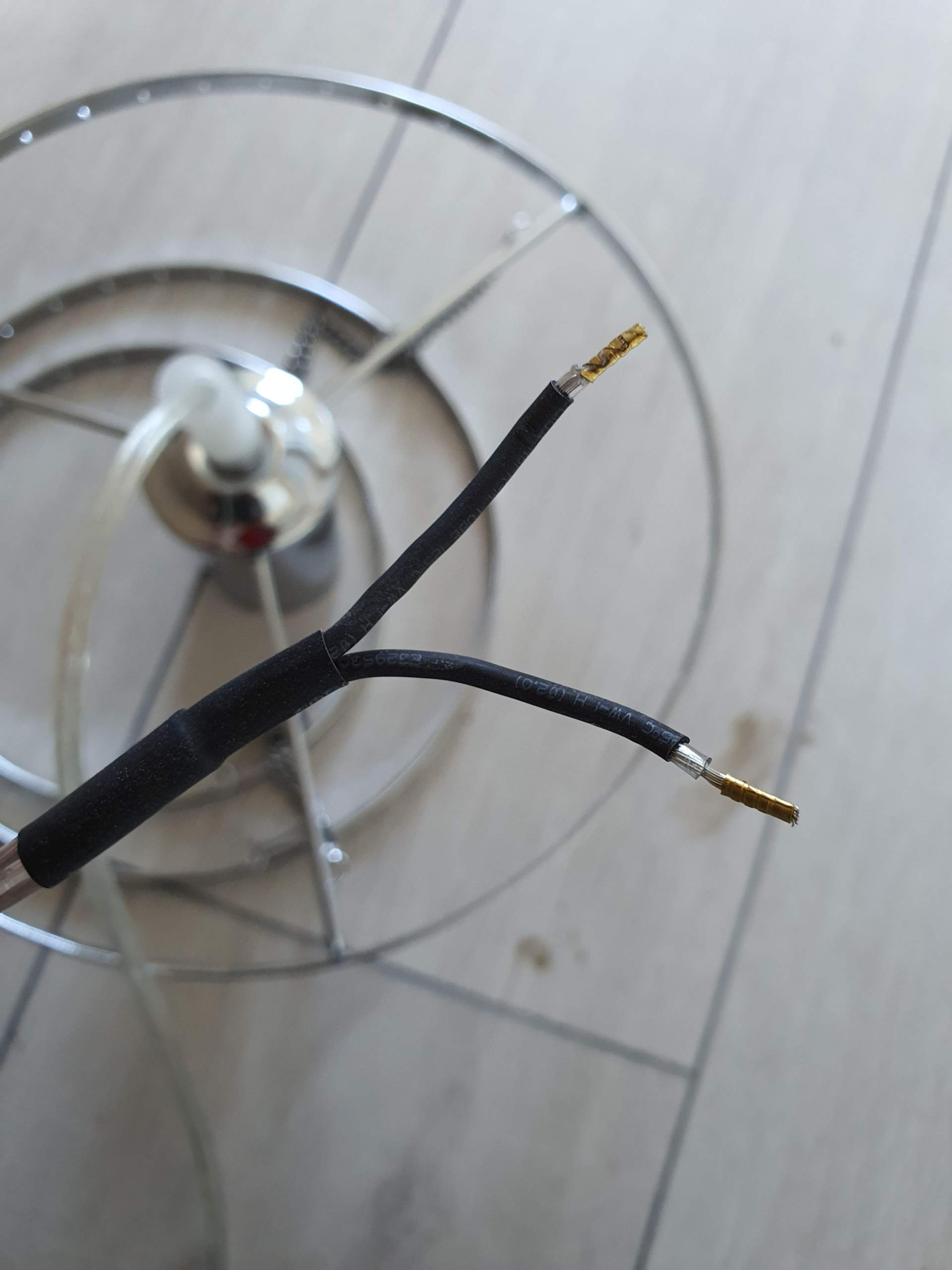 Deckenlampe ohne Erdung und zwei schwarzen Adern? (Technik, Technologie, Lampe)