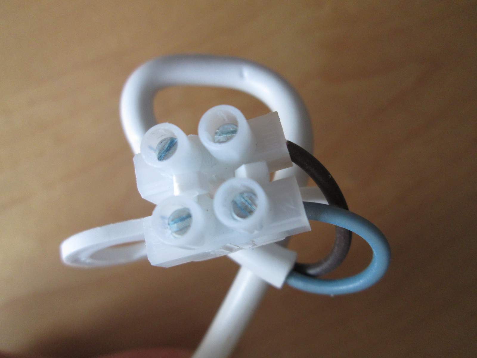 Deckenlampenanschluss: Die Farben der Leitungen fehlen. Welcher Anschluss muss wo in die ...