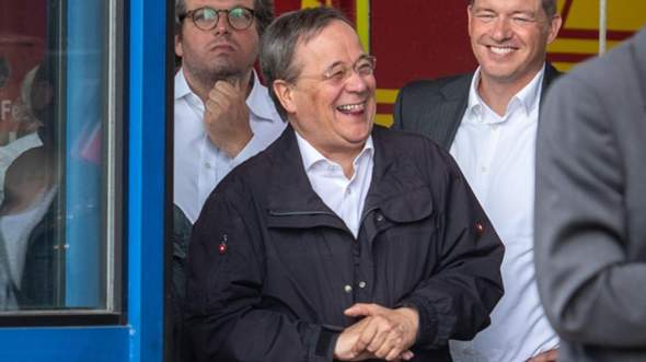 Denkst du, Laschets Lachen bei der Flutkatastrophe hat immens dafür gesorgt, dass die SPD als Außenseiter bei der anschließenden Bundestagswahl gewonnen hat?