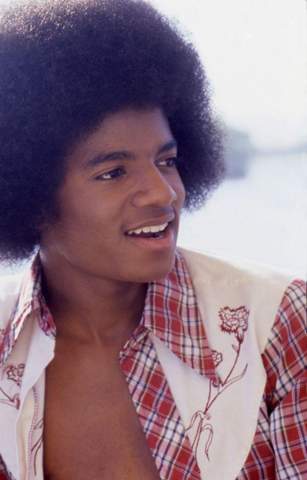 Denkt ihr wirklich, dass Michael Jackson nur 2 Nasenoperationen hatte?