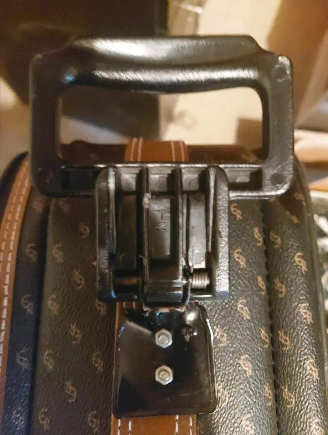 Der Griff vom Reisekoffer ist zu locker ist keine Spannung mehr drauf