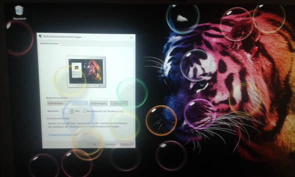 Der Seifenblasenbilschrimschoner Ist Im Hintergrund Schwarz Computer Windows 10 Bildschirmschoner