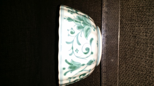 Dies ist offensichtlich eine Schale aus Delfter Keramik. Sie ist grün. Kann mir jemand sagen, was sowas wert ist? ?