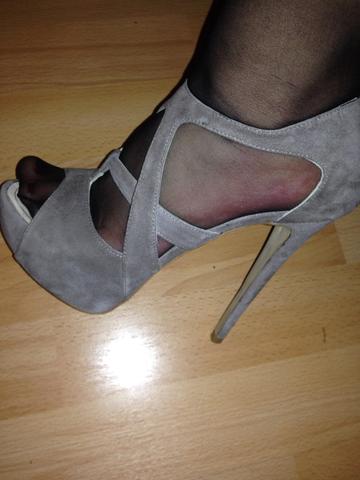 rote high heels, pumps mit schwarzer strumpfhose Stock Photo