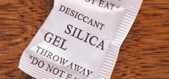 „Do not eat“(Silicagel)-Packung in neuen trinkflaschen?