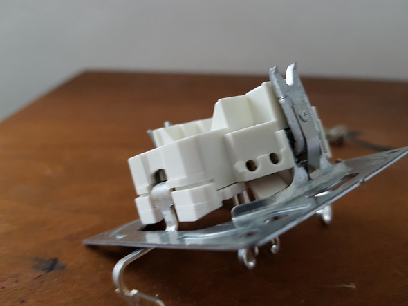 Doppelsteckdose Von Busch Jager Installieren Doch Wo Kommen Die Kabel Rein Bei Den Alten Steckdosen Ist Mir Das Klar Aber Bei Dieser Siehe Abb 1 4 Elektrik Steckdose