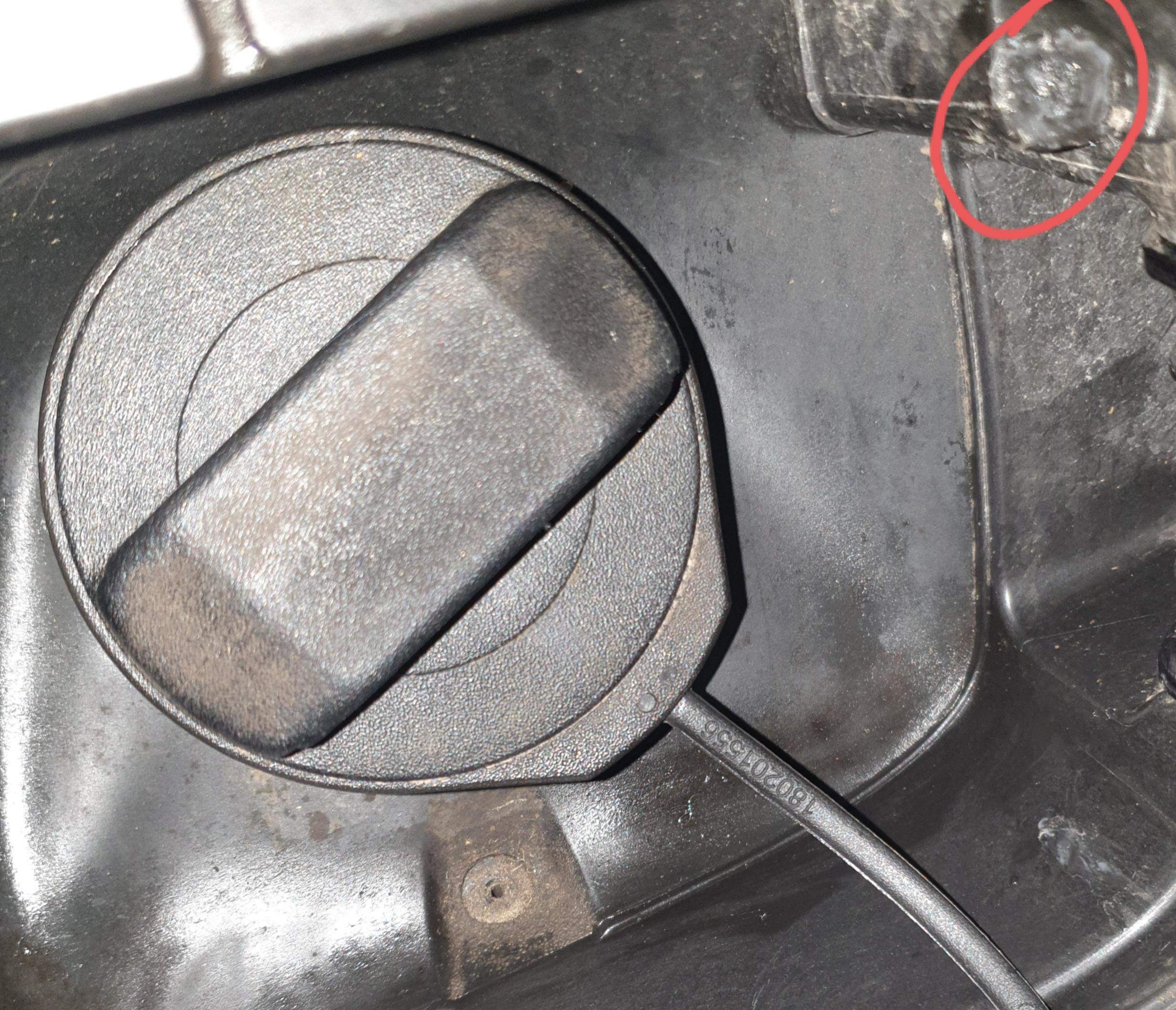 Tankdeckel vom Auto der haken abgebrochen was kann ich tun? (Reparatur)