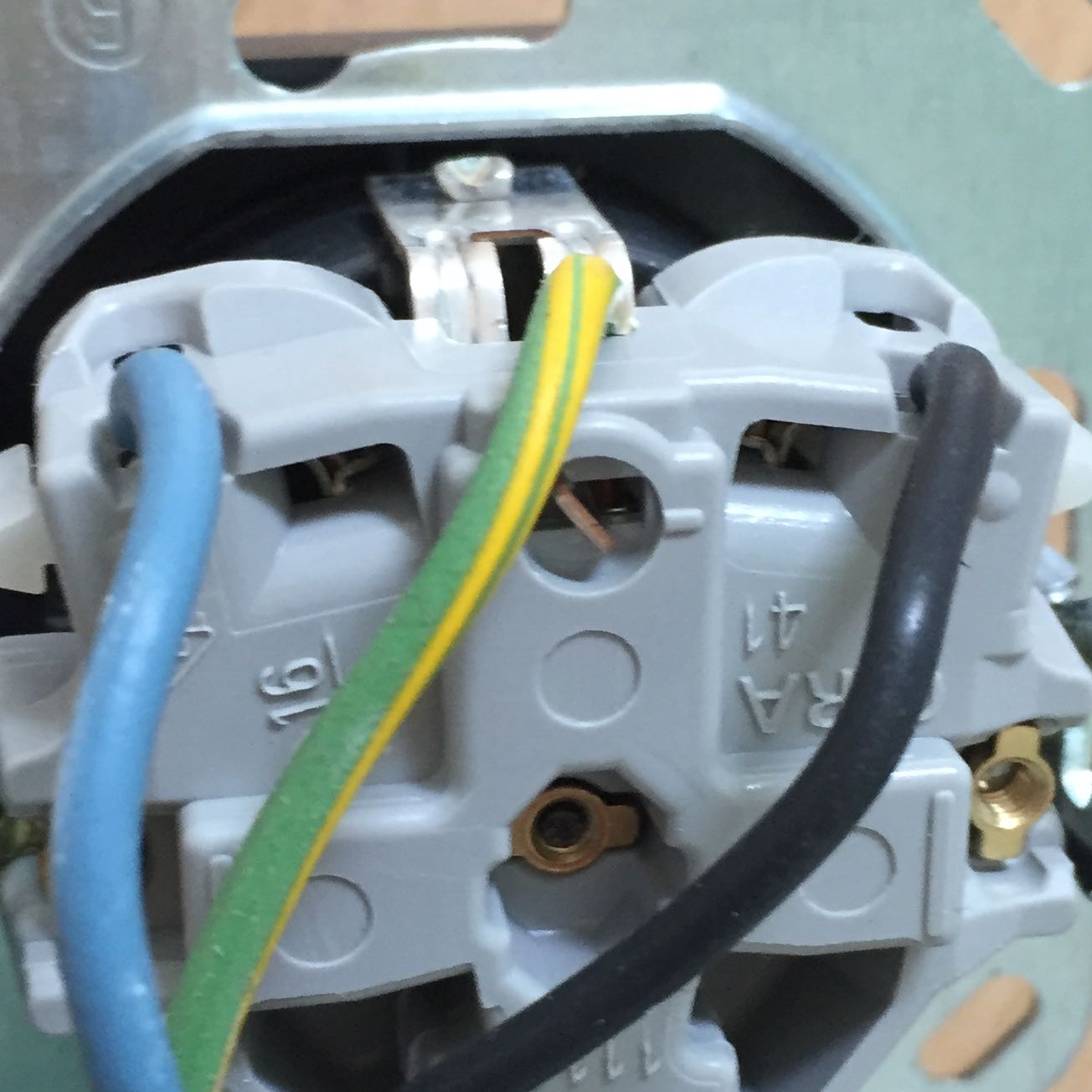 Dreifach auf Putzsteckdose anschließen? (Elektronik, Steckdose)