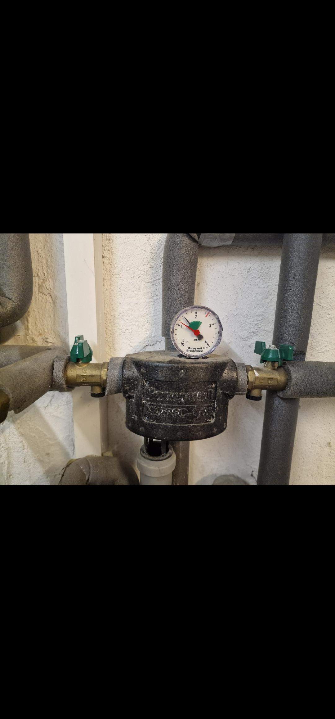 Ein Manometer An Der Rohrleitung Zeigt Den Wasserdruck Nach Den