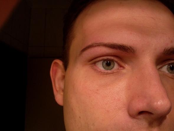 Mann gezupfte augenbrauen Gezupfte Augenbrauen