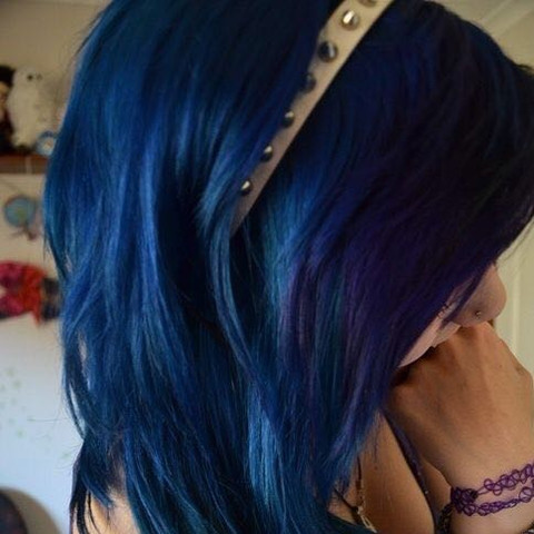 Dunkelbraune Haare Blau färben?