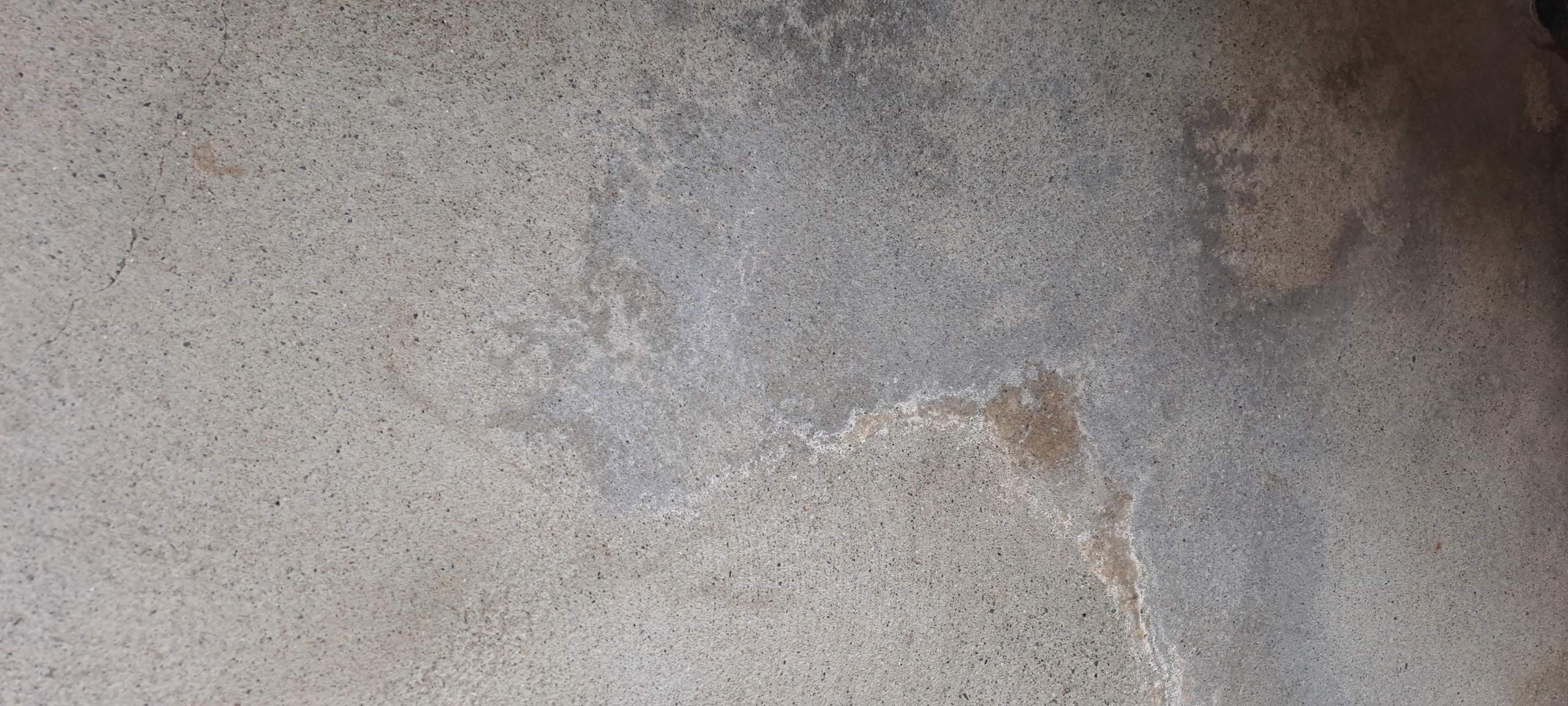 Dunkle Flecken Auf Beton Entfernen