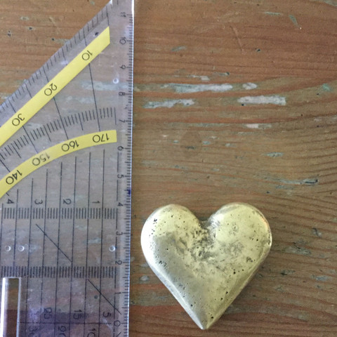Das goldene Herz neben einem Geodreieck - (Gold, Messing, Vergolden)