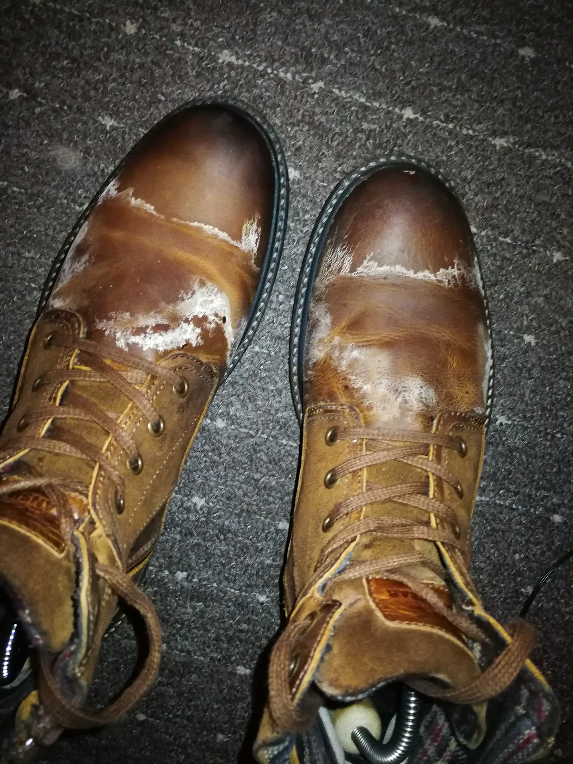 Echt Lederschuhe sind nach Regen ständig weiß? (Schuhe, Leder, Lederpflege)