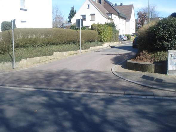 Ein unterschied zun abgesenkten bordstein und zu einer normalen Straße