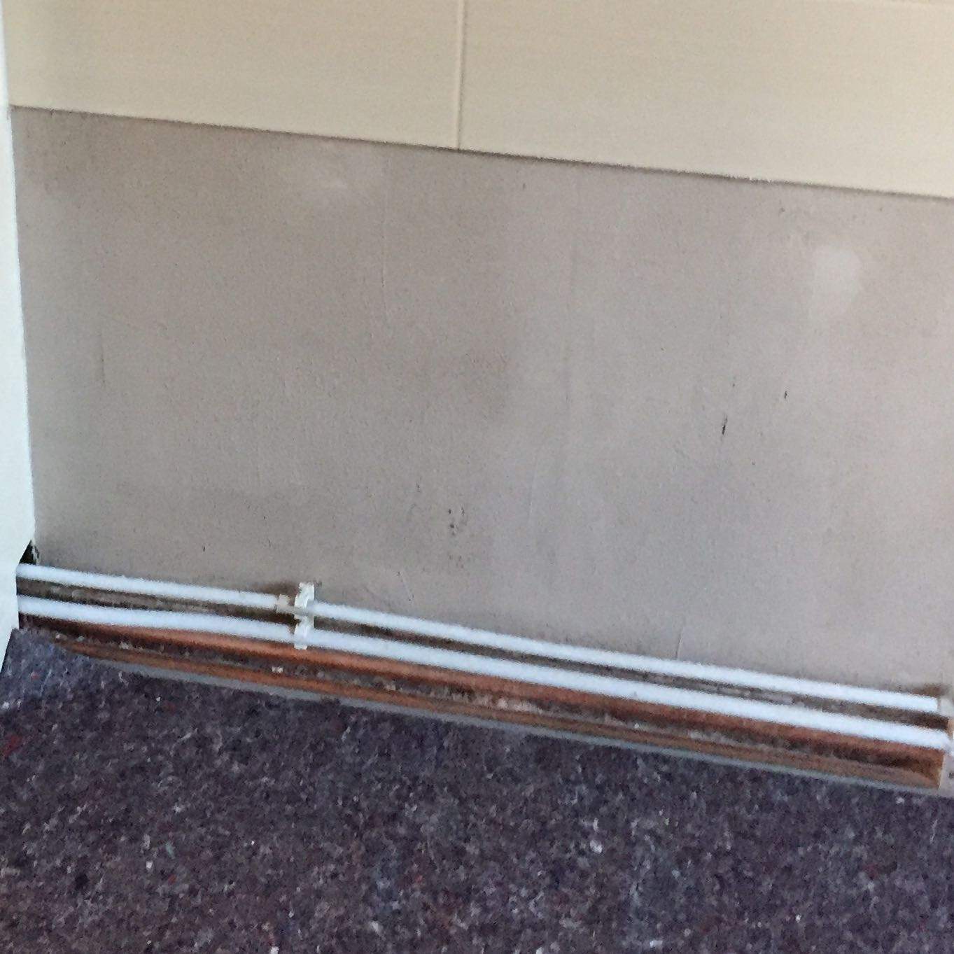 Einbau küche, passt die Spülmaschine trotz den rohren? (Geschirrspüler)