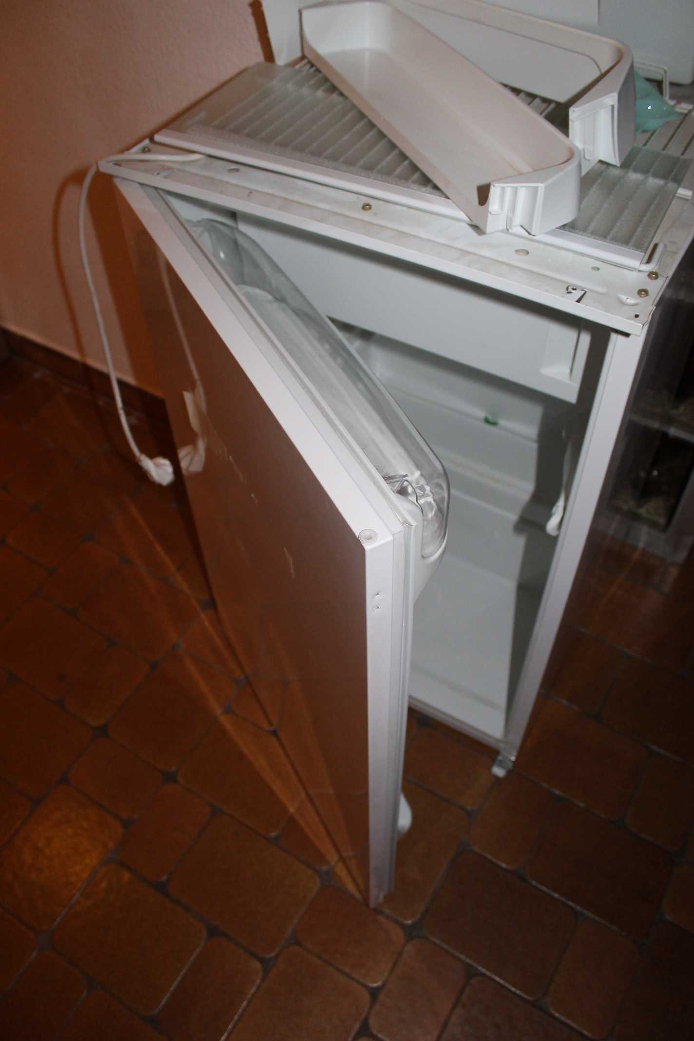 Einbaukühlschrank mit Türscharnier links. Gibt es sowas noch? (kaufen