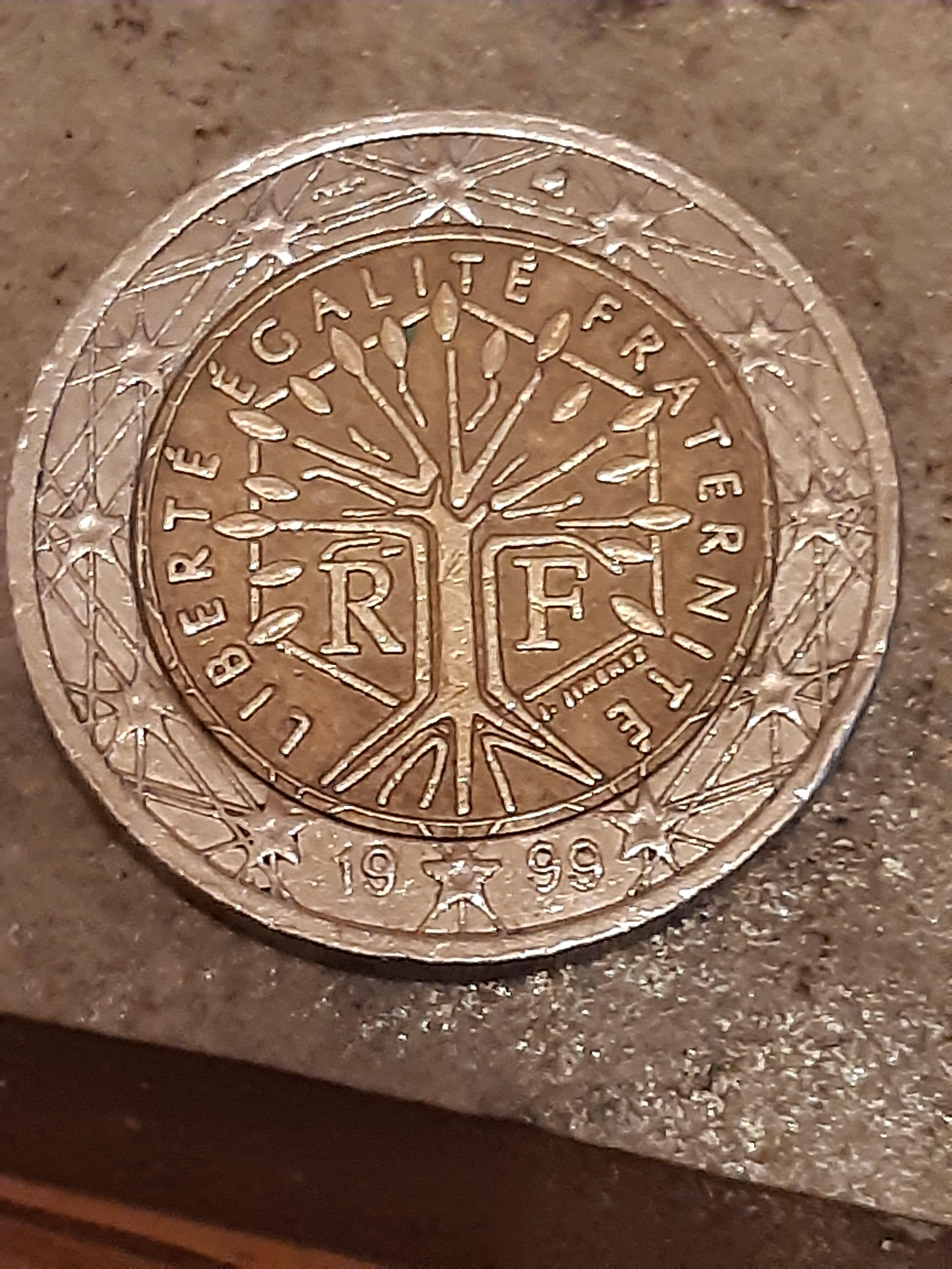 Eine Frage bei der 2 euro ist das bild hinten richtig und Eine Frage bei der 2 euro ist das bild hinten richtig und