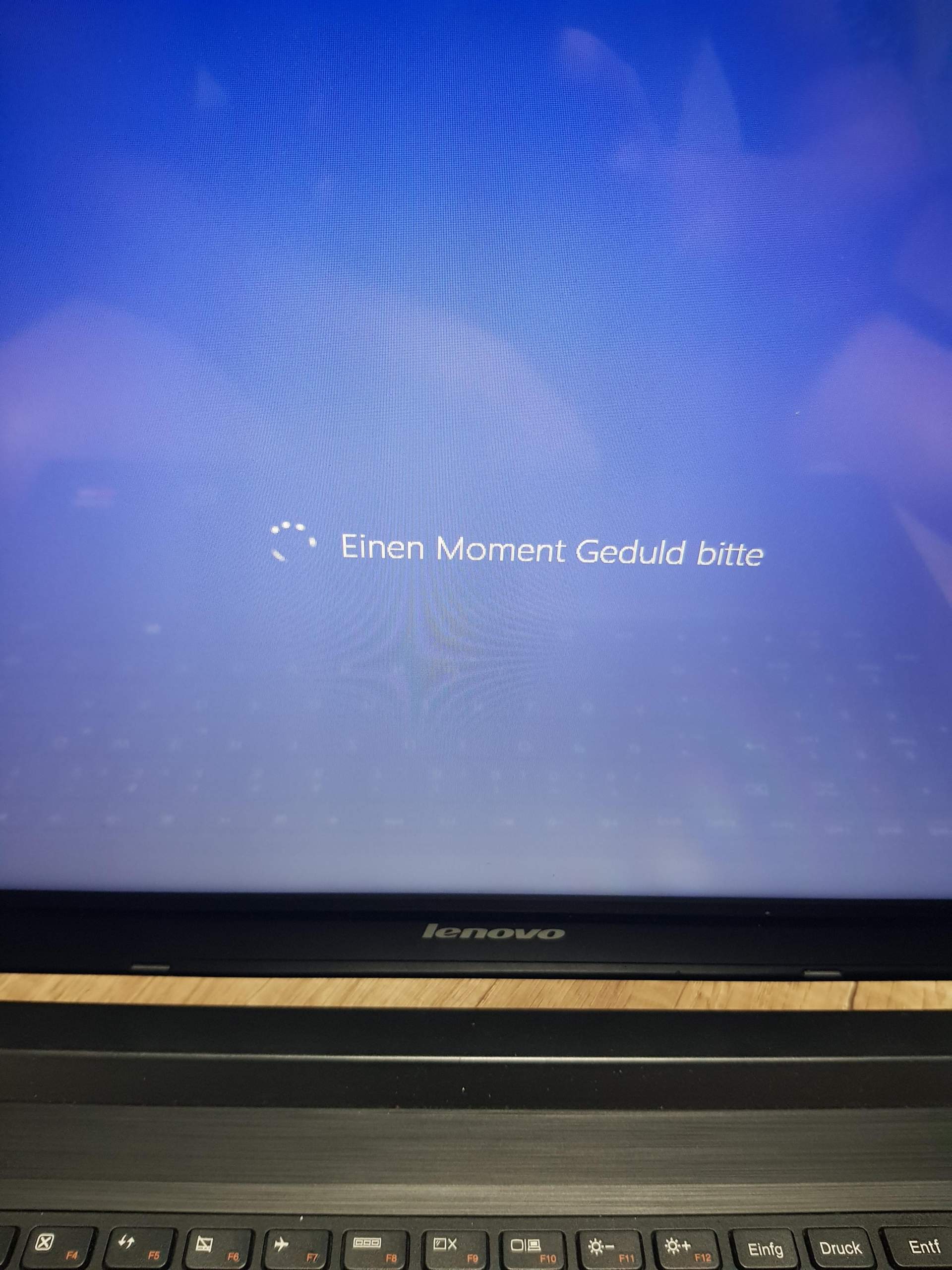 Einen moment geduld bitte zeigt es mir die ganze zeit an windows 8. Was