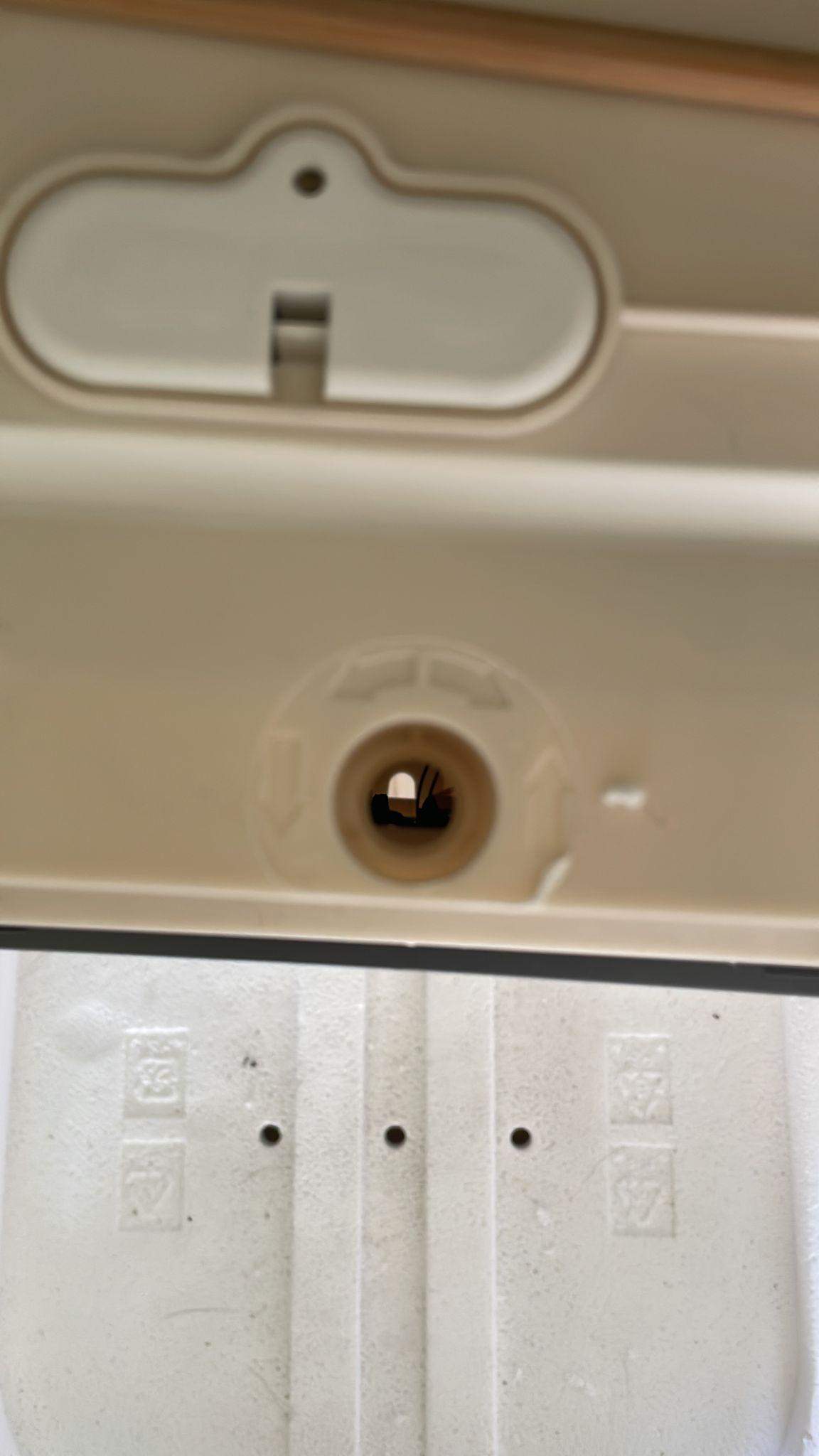Bosch Geschirrspüler Tabs Löst Sich Nicht Auf Einstellschraube zur Höhenverstellung der Spülmaschine fehlt