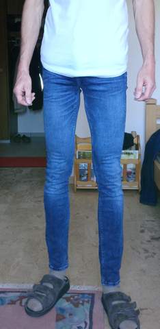 Enge Jeans Maenner