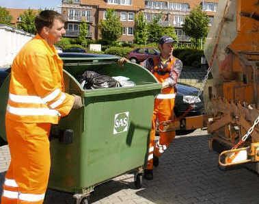 Müllmänner bei der Arbeit - (Arbeit, Beruf, Müll)