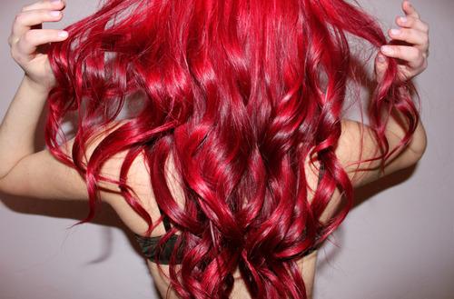 Elumen rot auf dunklem haar
