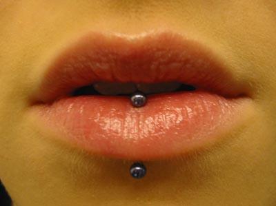 Sieht übrigens so aus, also kein normales Labret.  - (Schmerzen, Piercing, Labret)