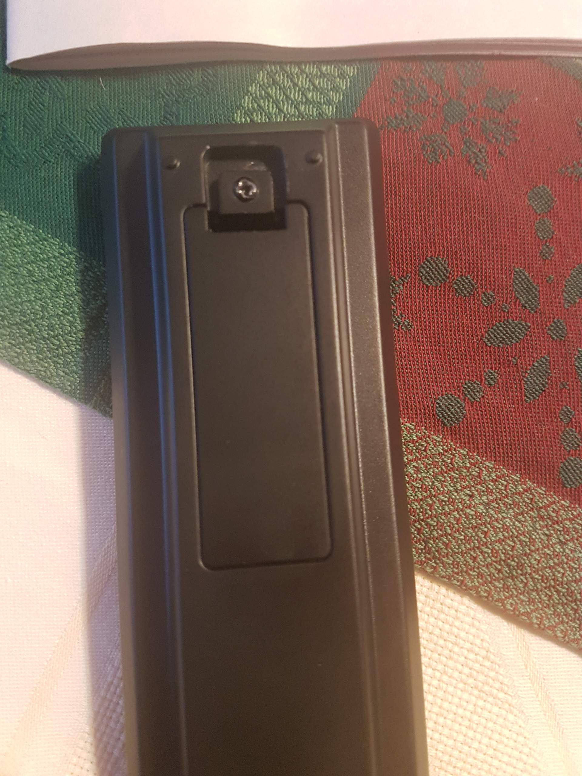 Fach von Fernbedienung lässt sich nicht öffnen? (Technik, TV, Fernseher)