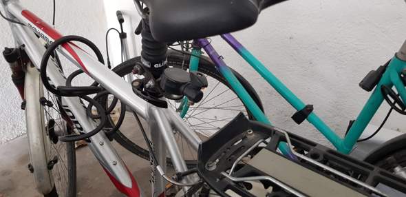 Achskupplung silberfarbend verbindet Anhänger und Fahrrad