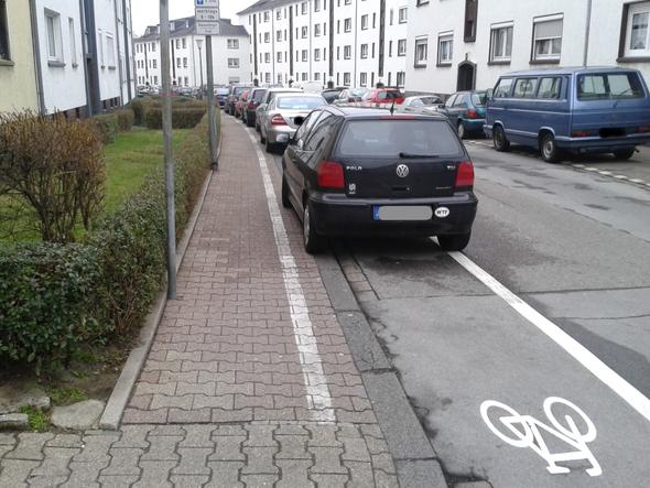 Heckansicht, parke wie die anderen. Im Vordergrund sieht man das Fahrradsymbol.  - (Verkehrsrecht, parken, Parkplatz)
