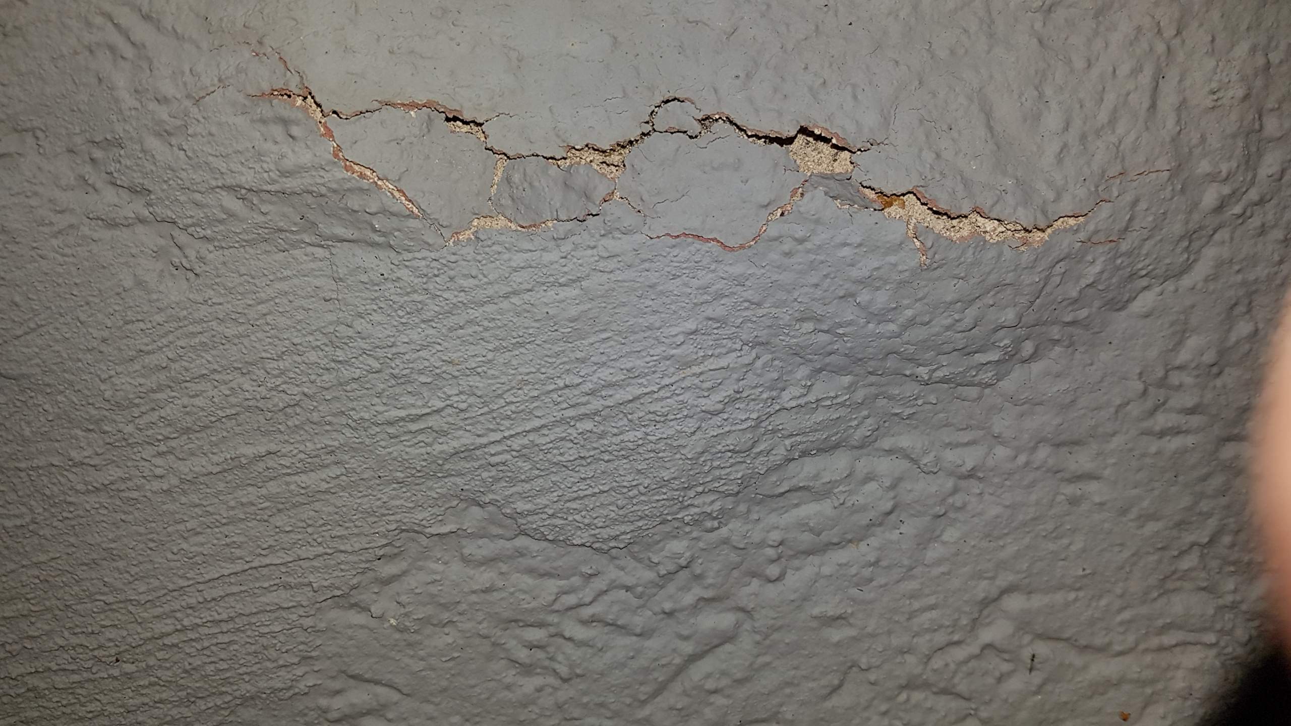 Farbe und Putz löst sich von Hauswand? Wie kann man das fest machen?