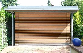 Fassaden-Verkleidung mit Holzlatten (bauen, Handwerk, Holz)