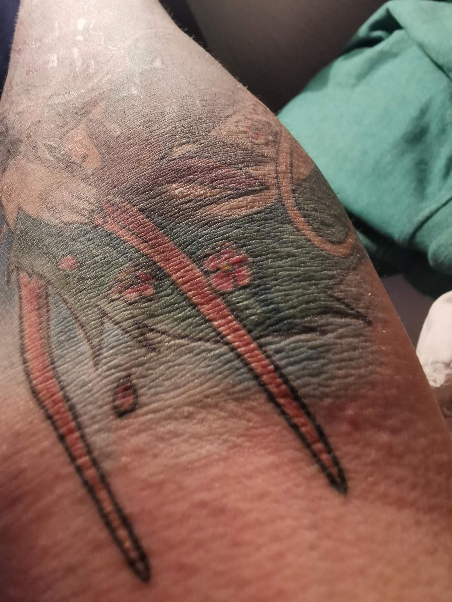 Fast 4 Monate Altes Farbiges Tattoo, hat im mittleren Bereich und außen