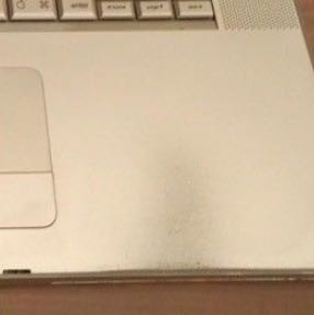 Ich meine die dunklen stellen neben dem trackpad  - (Apple, Gehäuse, MacBook Pro)
