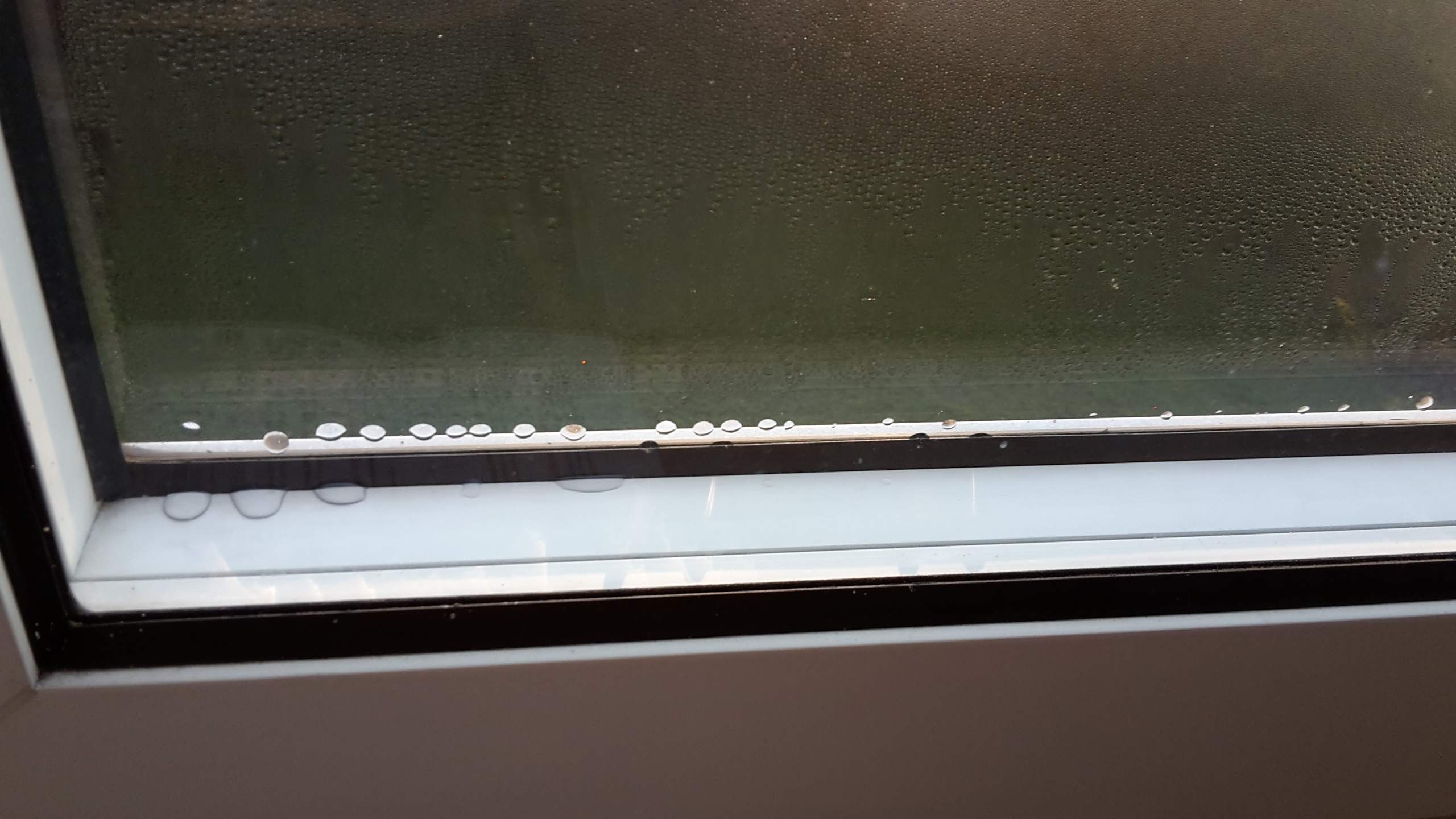 Fenster mit Doppelglas (2 Glasscheiben mit Hohlraum) ist