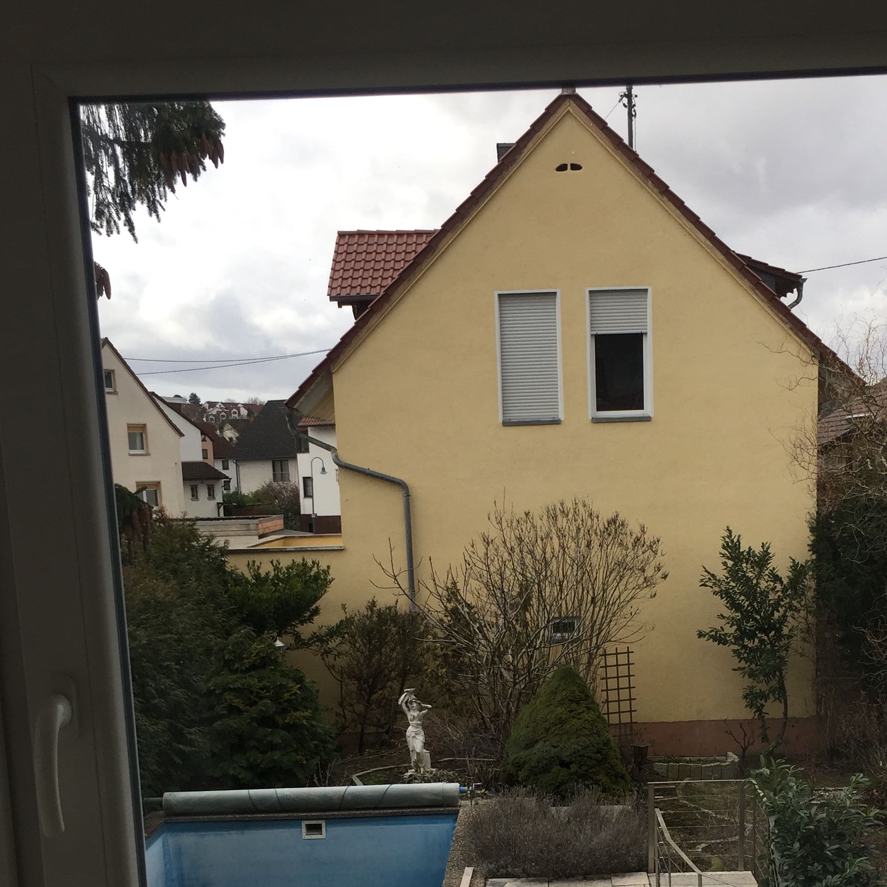 Fenster Vom Nachbarn An Der Grenzwand Zum Eigenen Grundstuck