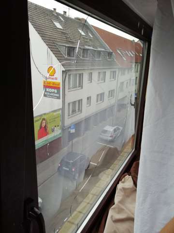 - (Wohnung, Fenster, Glas)