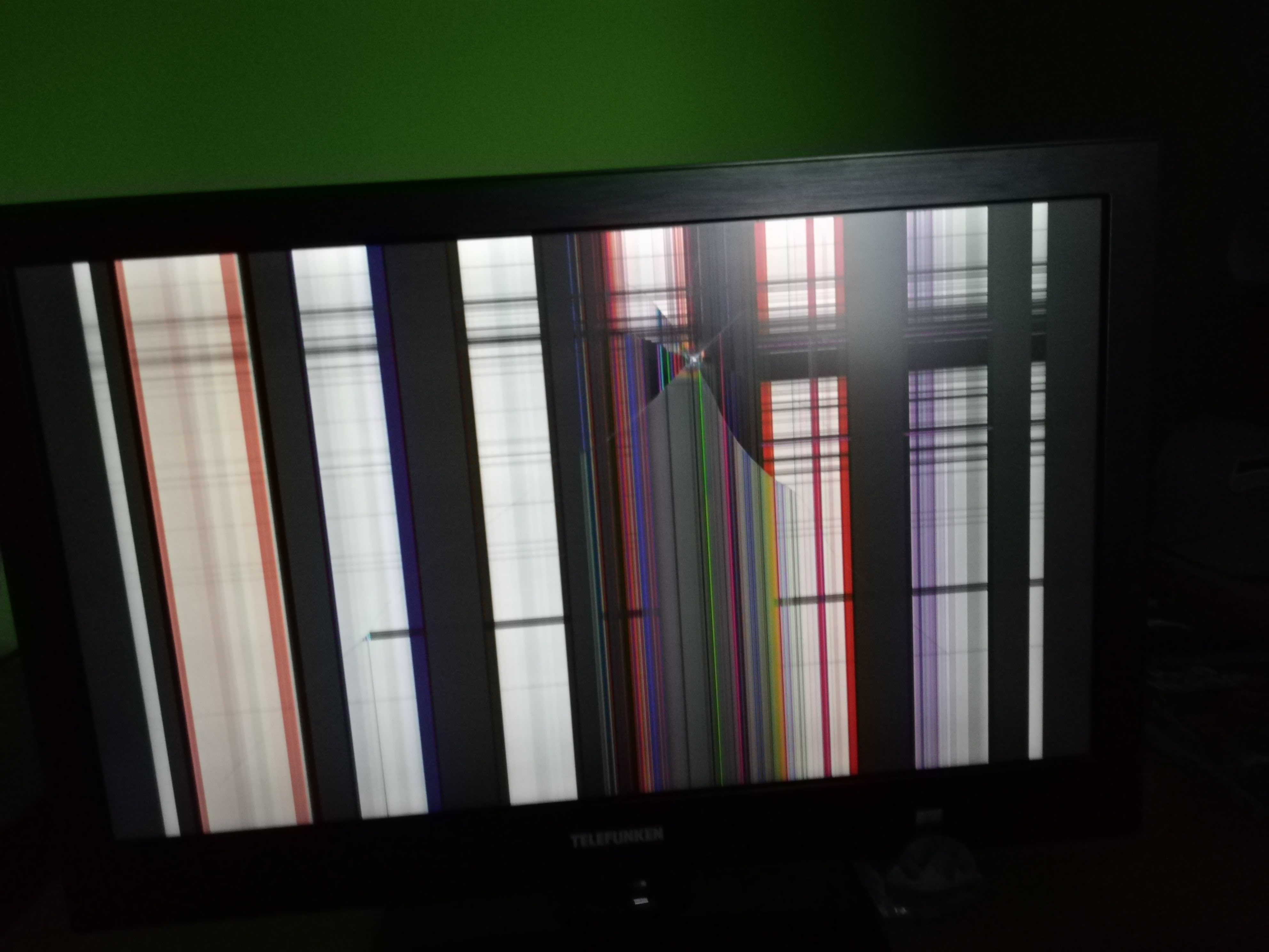 Fernseher Innen Display Kaputt Bunte Streifen Durch Schlag