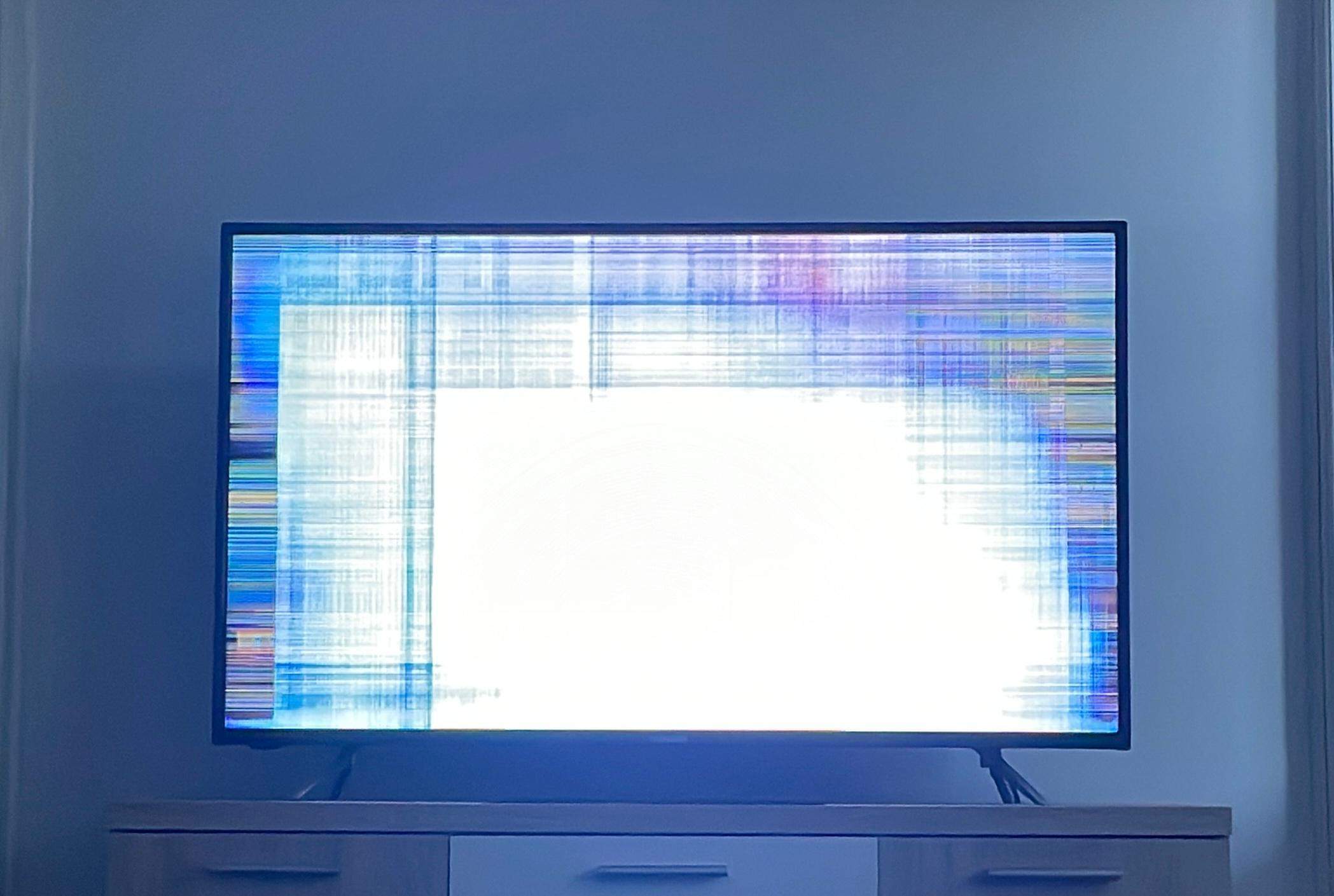 Fernseher zeigt vertikale und horizontale Streifen. Was tun? (LED, Telefunken TV)