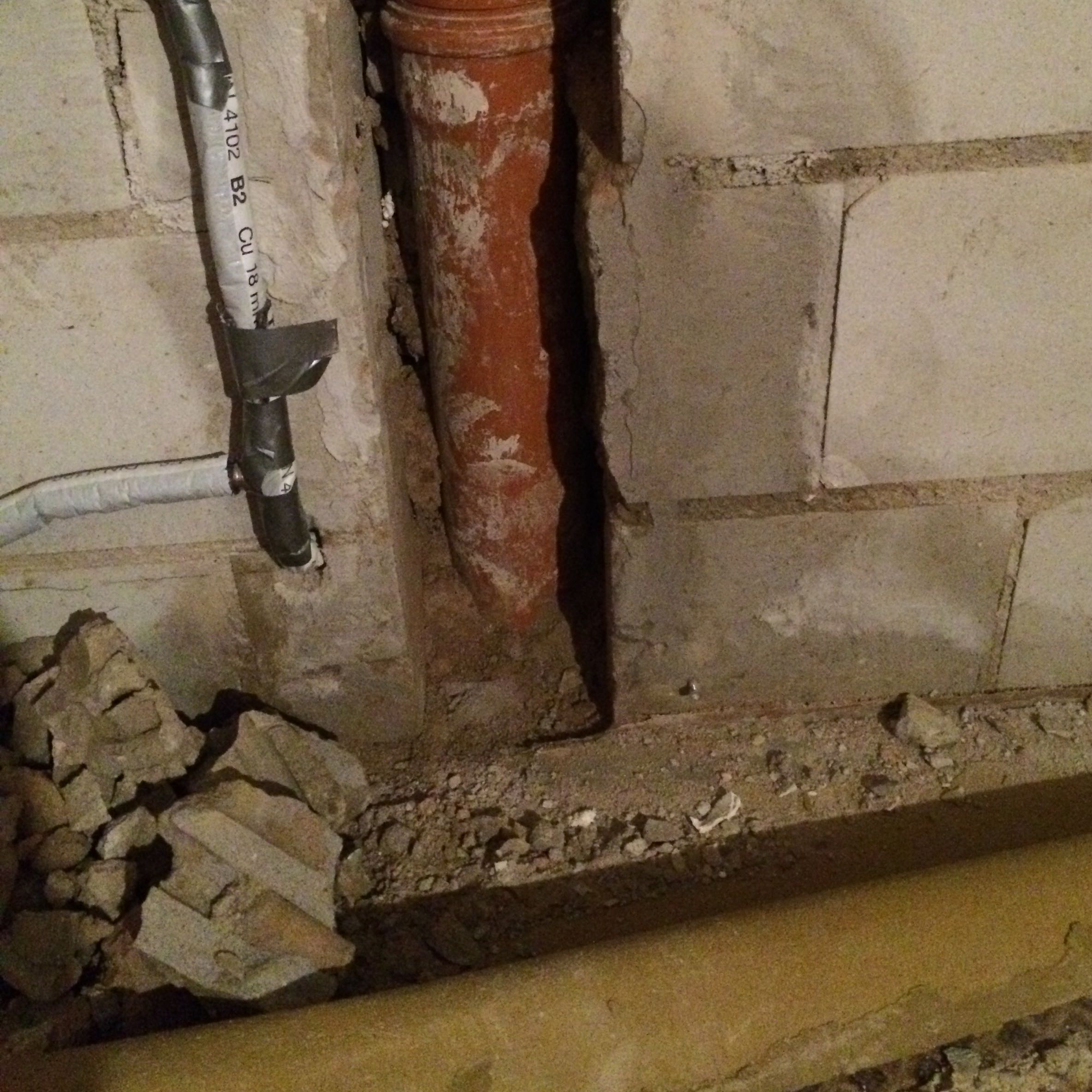 Feuchter Hobbyraum am Abwasserrohr. Woher kommt das Wasser? (Wand, Sanitär, feucht)