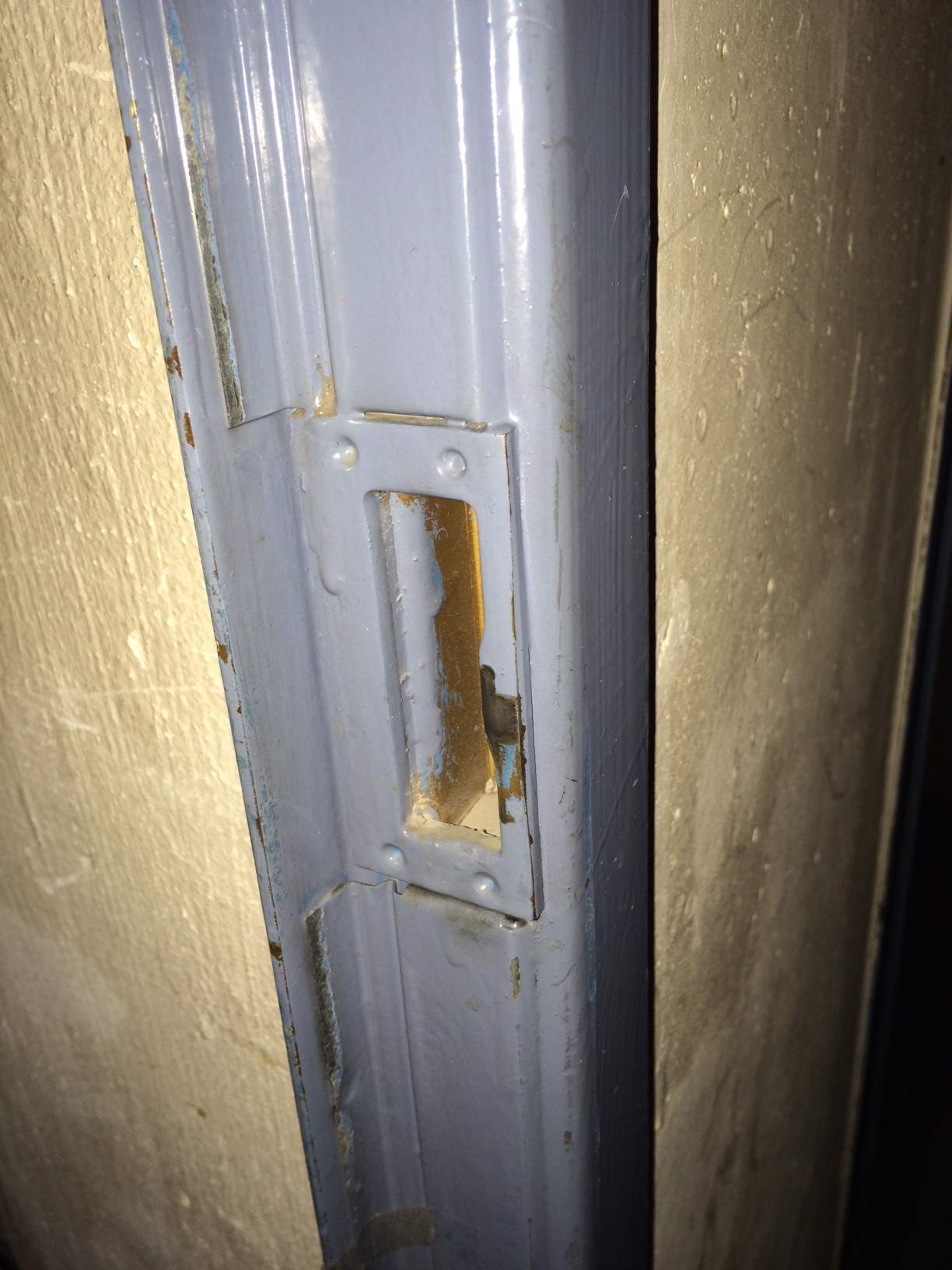 Feuertüren im Keller knallen so laut zu, dass es im ganzen Haus zu