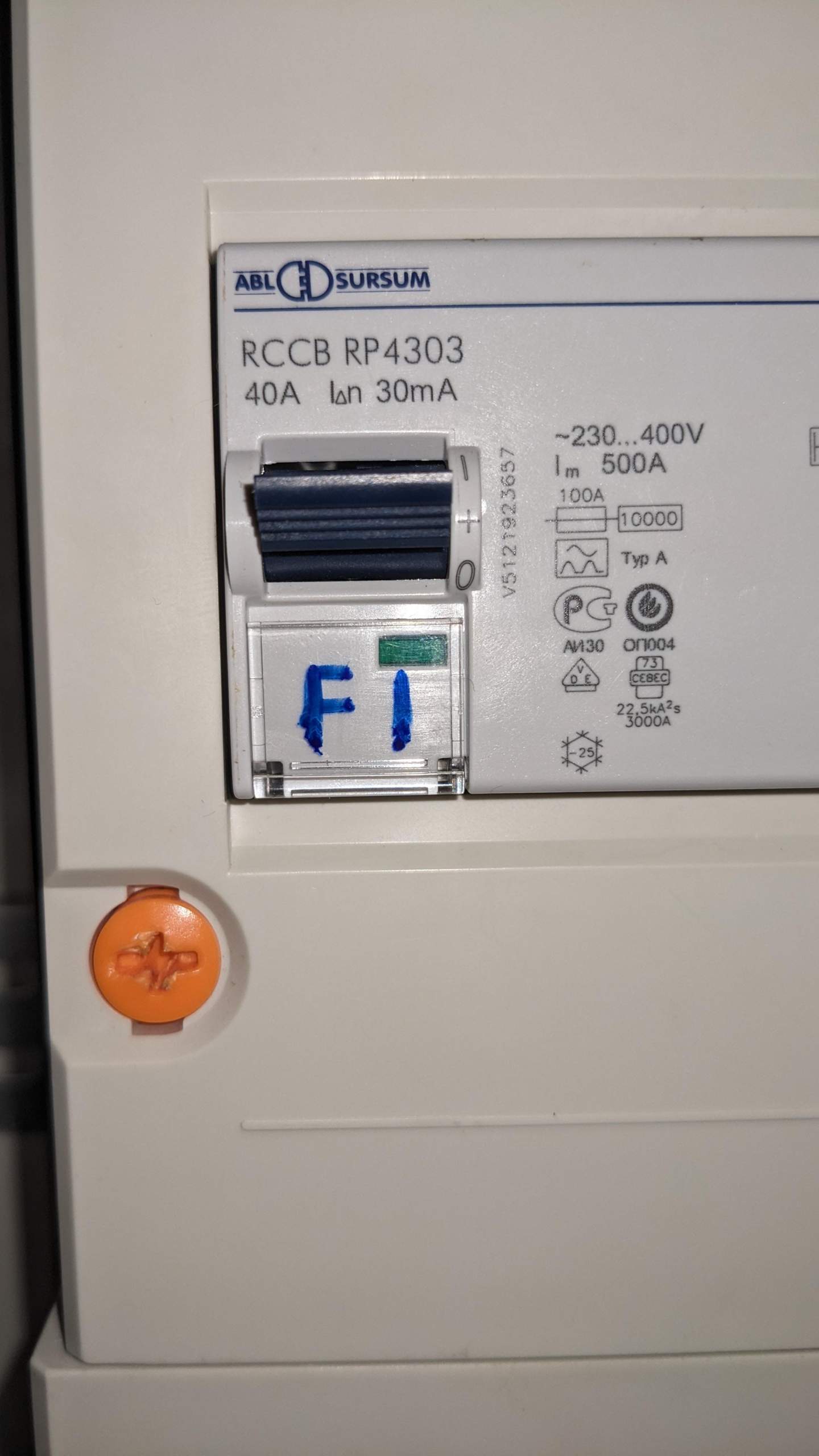 FISchutzschalter löst aus, obwohl grün angezeigt wird, wie das? (Strom, Elektrik